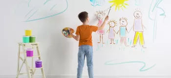 ۵ ماده طبیعی برای پاک کردن لکه مداد رنگی از روی دیوار