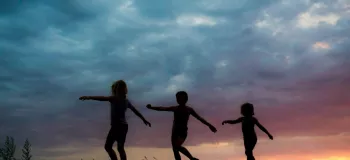 ناب ترین جملات و اشعار کوتاه درباره کودکی