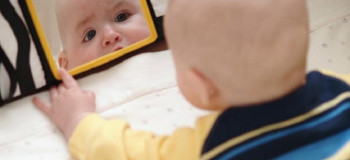 آیا نگاه کردن نوزاد به آینه خطرناک است ؟