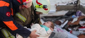 مادر و نوزاد شش ماهه پس از ۲۹ ساعت از زیر آوار ساختمان در ترکیه نجات یافتند!