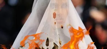 لباس عروس سوخته در فرش قرمز کن!