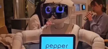 عینک اپل پرو ویژن رو گذاشتن روی چشم این ربات بخت برگشته ببینید چی شد !