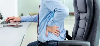 چرا نشستن به مدت طولانی می‌تواند خطرناک باشد