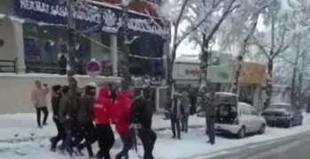 شادی و رقص مردم سنندج برای بارش برف