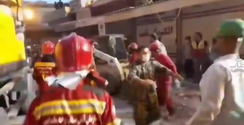 فیلم لحظه نجات یک فرد از زیر آوار ساختمان متروپل آبادان
