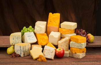 آشنایی با کالری و ارزش غذایی انواع پنیر