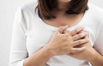 علائم و علت ایجاد فیبروآدنوم سینه کدام است؟