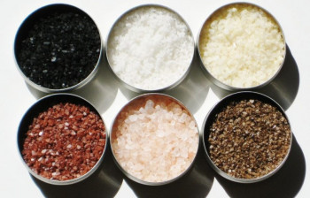 تفاوت بین نمک سیاه و نمک معمولی در چیست ؟