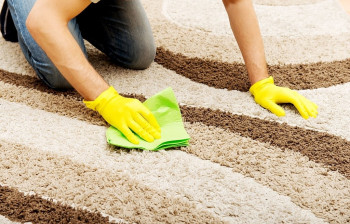 چگونه لکه های سخت را از روی فرش پاک کنیم ؟