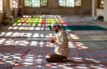 جمع بین دو نماز به چه صورت است ؟