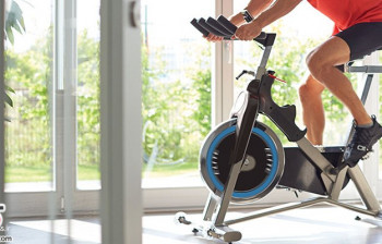 فواید دوچرخه سواری ثابت؛بهترین ورزش برای افزایش قدرت، استقامت و تفکیک عضلانی