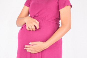 ۱۲ درمان خانگی برای مشکلات پوستی دوران بارداری