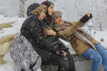 تصاویر شادی مردم از برف، روز پنجم برنامه "دو قدم تا سیمرغ" 
