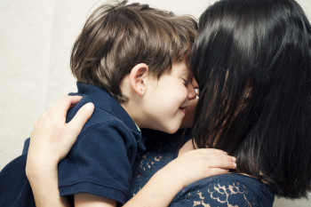 فواید شگفت انگیز بوسیدن و محبت به کودک توسط والدین 
