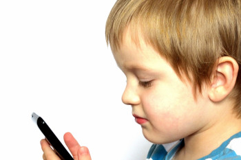 استفاده از موبایل برای کودکان، چه عوارضی دارد؟ 