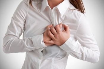 ده علت درد سینه در زنان 