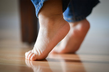 لنگیدن پا در کودکان چه عللی دارد. بچه ها به چه علت هایی دچار لنگش میشوند