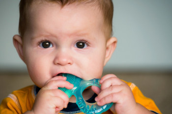 آفت دهان لب و زبان در کودکان علت علائم و درمان سریع آن