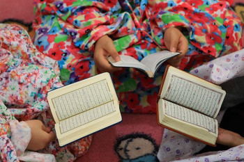 قرآن خواندن در زمان قاعدگی چگونه است؟ 