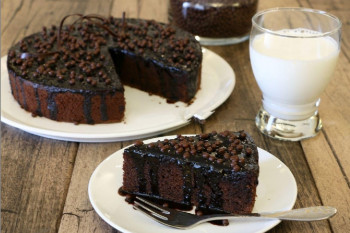 بهترین روش برای تهیه کیک خیس شکلاتی همراه با سس شکلات