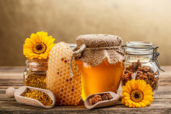 عسل مانوکا چیست؟ خواص، خطرات و نحوه مصرف آن