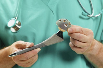 عمل جراحی تعویض مفصل لگن و ران چیست و چگونه انجام میشود