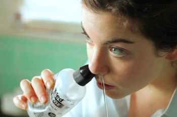 شست و شوی بینی با آب نمک راه درمانی سینوزیت 