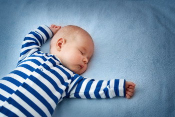 بهترین حالت خوابیدن نوزاد به چه صورت است؟