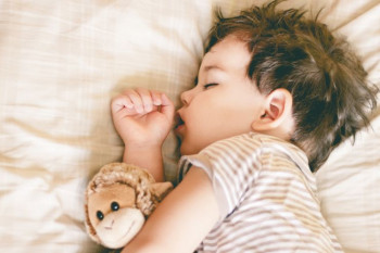 عرق کردن سر کودکان در خواب : آیا طبیعی است؟