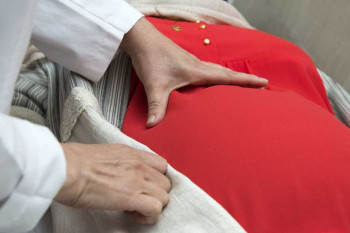 علت سفت شدن شکم در بارداری و چگونه درمان می شود؟ 