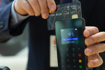 باور غلط سوختن کارت اعتباری کنار موبایل