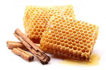 ۱۲ خاصیت شگفت انگیز عسل و دارچین 