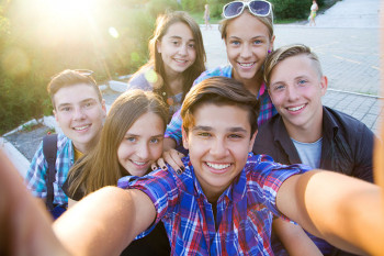 چگونه با نوجوانان ارتباط برقرار کنیم؟ 5 مشکل رایج بین نوجوانان 
