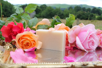 فواید معجزه آسا صابون گل رز برای پوست و زیبایی