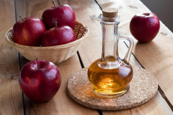 ۷ عارضه جانبی ناشی از مصرف بیش از حد سرکه سیب