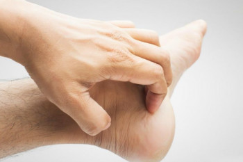 خارش پاشنه پا و دلایل مختلف آن