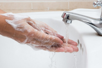 چه موقع دستهایمان را با آب و صابون بشوییم؟