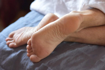 علت و راه های درمان پاهای بی قرار در شب (سندروم پاهای بی قرار) 