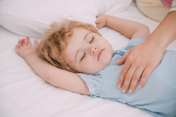 ۷ ترفند طلایی برای بیدار کردن کودک از خواب