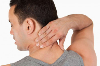۱۷ راه معجزه آسا برای درمان خانگی گردن درد