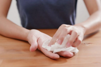 ۹ روش خانگی تاثیرگذار برای درمان عرق کف دست