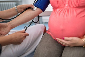 علت و خطرات بیرون زدگی ناف در دوران بارداری چیست ؟