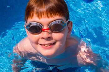 شنای کودکان : آیا استخر رفتن و شنا کردن برای کودکان مضر است ؟