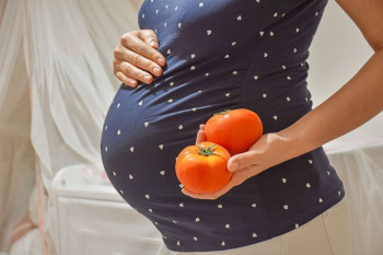 آیا مصرف گوجه فرنگی در دوران بارداری عوارضی در پی دارد ؟