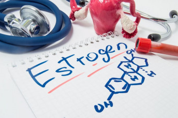 علائم بالا بودن استروژن در زنان چیست و چه عوارضی در پی دارد ؟