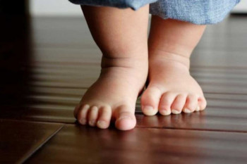راههای مناسب برای راه رفتن کودک : چگونه به راه رفتن کودک کمک کنم؟