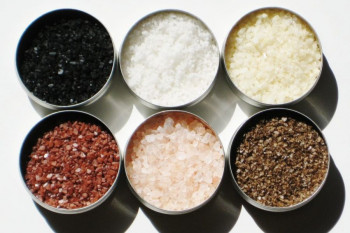 تفاوت بین نمک سیاه و نمک معمولی در چیست ؟