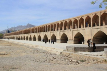 چرا سی و سه پل اصفهان در حال فرو رفتن است؟