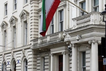حمله کردن به سفارت ایران در پاریس و توهین به پرچم ایران + عکس