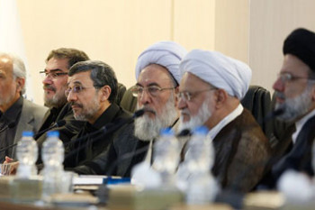 عکس عجیب احمدی نژاد و آیت الله مجتهد شبستری
